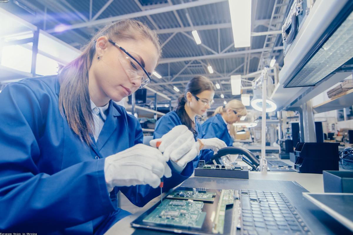 Développeur analysant des lignes de code sur un écran